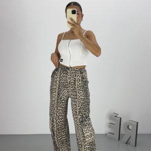 ΠΑΝΤΕΛΟΝΙ ΤΖΙΝ ΨΗΛΟΜΕΣΟ ΜΕ ANIMAL PRINT LEOPARD. ΜΕ ΚΟΥΜΠΩΜΑ ΚΑΙ ΤΣΕΠΕΣ ΣΤΑ ΠΛΑΓΙΑ ΧΑΜΗΛΑ. ΣΤΟ ΜΠΡΟΣΤΙΝΟ ΜΕΡΟΣ ΤΟΥ ΠΑΝΤΕΛΟΝΙΟΥ ΥΠΑΡΧΟΥΝ ΛΕΠΤΟΜΕΡΕΙΕΣ ΜΕ ΞΕΦΤΙΑ.