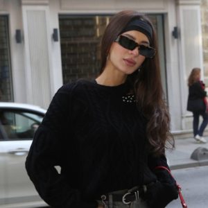 ΜΑΥΡΟ ΠΛΕΚΤΟ 100% ΒΑΜΒΑΚΕΡΟ, ΜΕ ΑΝΟΙΓΜΑ ΣΤΟΝ ΑΡΙΣΤΕΡΟ ΩΜΟ ΚΑΙ ΣΤΡΑΣ ΣΤΗΝ ΠΑΝΩ ΑΡΙΣΤΕΡΗ ΚΑΙ ΚΑΤΩ ΠΛΕΥΡΑ ΤΟΥ ΜΠΡΟΣΤΙΝΟΥ ΜΕΡΟΥΣ. ΜΕ ΣΚΙΣΙΜΑΤΑ ΣΤΑ ΜΑΝΙΚΙΑ ΚΑΙ ΣΤΟ ΜΠΡΟΣΤΙΝΟ ΚΑΙ ΠΙΣΩ ΜΕΡΟΣ ΤΟΥ. ΙΔΙΑΙΤΕΡΟ ΑΣΥΜΜΕΤΡΟ ΣΧΕΔΙΟ ΜΕ ΞΕΦΤΙΑ.