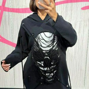 ΜΠΛΟΥΖΟΦΟΡΕΜΑ ΜΕ ΚΟΥΚΟΥΛΑ ΚΑΙ ΣΤΑΜΠΑ ΝΕΚΡΟΚΕΦΑΛΗ ΣΤΟ ΚΕΝΤΡΟ ΜΕ ΚΟΡΔΟΝΙΑ