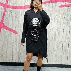 ΜΠΛΟΥΖΟΦΡΟΕΜΑ ΜΕ ΚΟΥΚΟΥΛΑ ΚΑΙ ΣΤΑΜΠΑ ΝΕΚΡΟΚΕΦΑΛΗ ΣΤΟ ΚΕΝΤΡΟ ΜΕ ΚΟΡΔΟΝΙΑ