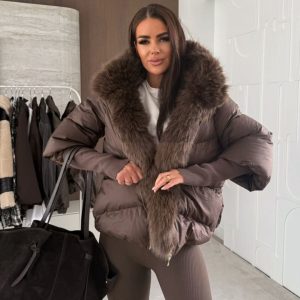 ΜΠΟΥΦΑΝ ΜΕ ΓΟΥΝΑ ΣΤΗΝ ΚΟΥΚΟΥΛΑ ΚΑΙ ΠΛΕΚΤΟ ΜΑΝΙΚΙ.