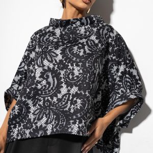 ΜΠΛΟ'ΥΖΑ ΑΣΠΡ'ΟΜΑΥΡΗ Μ'Ε ΣΧ'ΕΔΙΟ Σ'Ε ΣΤ'Υ ΝΥΧΤΕΡ'ΙΔΑΣ ΜΠΡΟΣΤ'Α ΚΟΝΤ'Ο ΚΑ'Ι Π'ΙΣΩ ΜΑΚΡ'Υ Γ'ΙΑ 'ΟΛΕΣ Τ'ΙΣ 'ΩΡΕΣ