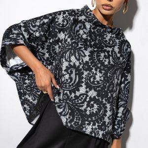 ΜΠΛΟ'ΥΖΑ ΑΣΠΡ'ΟΜΑΥΡΗ Μ'Ε ΣΧ'ΕΔΙΟ Σ'Ε ΣΤ'Υ ΝΥΧΤΕΡ'ΙΔΑΣ ΜΠΡΟΣΤ'Α ΚΟΝΤ'Ο ΚΑ'Ι Π'ΙΣΩ ΜΑΚΡ'Υ Γ'ΙΑ 'ΟΛΕΣ Τ'ΙΣ 'ΩΡΕΣ