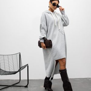 ΜΑΥΡΟ ΦΟΡΕΜΑ ΜΕ ΔΙΑΦΑΝΕΙΑ ΠΟΥ ΛΑΤΡΕΥΩ ΚΑΙ ΣΧΕΔΙΑ ΜΕ ΛΟΥΛΟΥΔΙΑ ΣΤΟ ΤΟΥΛΙ ΚΑΙ Η ΦΟΔΡΑ ΜΕΣΑ ΕΙΝΑΙ ΒΑΜΒΑΚΕΡΟ ΥΦΑΣΜΑ ΓΙΑ ΟΛΕΣ ΤΙΣ ΩΡΕΣ