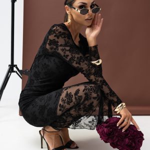 ΜΑΥΡΟ ΦΟΡΕΜΑ ΜΕ ΔΙΑΦΑΝΕΙΑ ΠΟΥ ΛΑΤΡΕΥΩ ΚΑΙ ΣΧΕΔΙΑ ΜΕ ΛΟΥΛΟΥΔΙΑ ΣΤΟ ΤΟΥΛΙ ΚΑΙ Η ΦΟΔΡΑ ΜΕΣΑ ΕΙΝΑΙ ΒΑΜΒΑΚΕΡΟ ΥΦΑΣΜΑ ΓΙΑ ΟΛΕΣ ΤΙΣ ΩΡΕΣ