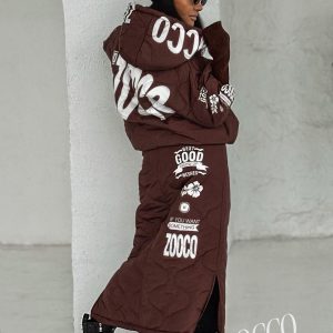 ΣΕΤ ΚΑΦ'Ε ΠΟ'Υ ΑΠΟΤΕΛΕ'ΙΤΑΙ ΑΠΟ ΜΙΑ ΖΑΚ'ΕΤΑ ΜΕ ΚΟΥΚΟ'ΥΛΑ ΚΑΙ ΠΛΕΚΤ'Α ΜΑΝ'ΙΚΙΑ ΣΤΟ ΤΕΛΕ'ΙΩΜΑ ΜΕ ΜΙΑ ΦΟ'ΥΣΤΑ ΠΟ'Υ ΣΤΟ ΠΛ'ΑΙ 'ΕΧΕΙ ΣΤ'ΑΜΠΑ Τ'ΕΛΕΙΟ ΓΙΑ Κ'ΑΘΕ 'ΩΡΑ