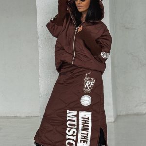 ΣΕΤ ΚΑΦ'Ε ΠΟ'Υ ΑΠΟΤΕΛΕ'ΙΤΑΙ ΑΠΟ ΜΙΑ ΖΑΚ'ΕΤΑ ΜΕ ΚΟΥΚΟ'ΥΛΑ ΚΑΙ ΠΛΕΚΤ'Α ΜΑΝ'ΙΚΙΑ ΣΤΟ ΤΕΛΕ'ΙΩΜΑ ΜΕ ΜΙΑ ΦΟ'ΥΣΤΑ ΠΟ'Υ ΣΤΟ ΠΛ'ΑΙ 'ΕΧΕΙ ΣΤ'ΑΜΠΑ Τ'ΕΛΕΙΟ ΓΙΑ Κ'ΑΘΕ 'ΩΡΑ