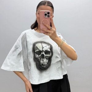 Τ-SHIRT ΜΕ ΣΤΑΜΠΑ ΣΤΟ ΚΕΝΤΡΟ ΚΑΙ ΓΚΡΙ ΛΕΠΤΟΜΕΡΙΕΣ ΜΠΡΟΣΤΑ ΚΑΙ ΣΤΑ ΜΑΝΙΚΙΑ