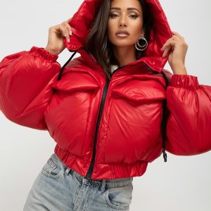 ΜΠΟΥΦΆΝ ΚΌΚΚΙΝΟ. CROPPED OVERSIZE PUFFER. ΤΣΕΠΕΣ ΣΤΟ ΣΤΗΘΟΣ. ΜΕ ΚΟΥΚΟΎΛΑ. ΛΆΣΤΙΧΟ ΣΤΟ ΤΈΛΟΣ ΤΟΥ ΜΑΝΙΚΊΟΥ.