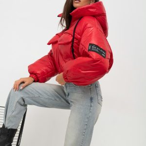 ΜΠΟΥΦΆΝ ΚΌΚΚΙΝΟ. CROPPED OVERSIZE PUFFER. ΤΣΕΠΕΣ ΣΤΟ ΣΤΗΘΟΣ. ΜΕ ΚΟΥΚΟΎΛΑ. ΛΆΣΤΙΧΟ ΣΤΟ ΤΈΛΟΣ ΤΟΥ ΜΑΝΙΚΊΟΥ.