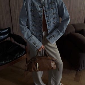 ΤΖΙΝ JACKET DENIM. ΜΕ ΚΟΥΜΠΙΆ ΚΑΙ ΔΙΑΚΟΣΜΙΤΙΚΈΣ ΜΠΑΡΈΤΕΣ.