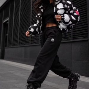 ΜΠΟΥΦΑΝ CROPPED PUFFER ΜΕ ΜΕΓΑΛΟ ΠΟΥΑ ΜΟΤΙΒΟ ΣΕ ΜΑΥΡΟ ΚΑΙ ΛΕΥΚΟ ΧΡΩΜΑ. ΜΕ ΚΟΥΚΟΎΛΑ. ΦΟΥΣΚΩΤΑ ΜΑΝΙΚΙΑ ΜΕ ΛΑΣΤΙΧΟ ΣΤΟΥΣ ΚΑΡΠΟΥΣ ΚΑΙ ΜΙΑ ΜΙΚΡΗ ΡΟΖ ΛΕΠΤΟΜΕΡΕΙΑ (PATCH) ΣΤΟΝ ΑΡΙΣΤΕΡΟ ΩΜΟ