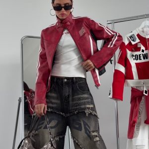 ΜΠΟΥΦΑΝ ΔΕΡΜΑΤΙΝΟ JACKET ΣΕ ΕΝΤΟΝΟ ΚΟΚΚΙΝΟ ΚΑΙ ΜΑΥΡΟ ΧΡΩΜΑ. ΛΕΥΚΕΣ ΡΙΓΕΣ ΣΤΑ ΜΑΝΙΚΙΑ. ΜΕΓΑΛΑ ΓΡΑΜΜΑΤΑ ΚΑΙ ΣΧΕΔΙΟ ΜΕ ΕΝΑ ΑΣΤΕΡΙ ΣΤΟ ΠΙΣΩ ΜΕΡΟΣ ΤΟΥ. ΦΕΡΜΟΥΑΡ ΣΤΑ ΜΑΝΙΚΙΑ. ΟΡΘΙΟ ΓΙΑΚΑ ΠΟΥ ΚΛΕΙΝΕΙ ΨΗΛΑ ΣΤΟΝ ΛΑΙΜΟ. ΚΕΝΤΡΙΚΟ ΦΕΡΜΟΥΑΡ ΓΙΑ ΤΟ ΚΛΕΙΣΙΜΟ.