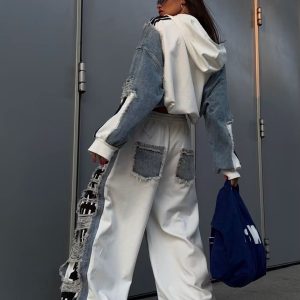 ΠΑΝΤΕΛΟΝΙ OVERSIZED. ΤΖΙΝ ΣΕ ΜΠΛΕ ΑΠΟΧΡΩΣΗ. ΜΕΓΑΛΑ ΚΑΤΑΚΟΡΥΦΑ ΣΚΙΣΙΜΑΤΑ ΜΕ ΞΕΦΤΙΑ ΣΤΟ ΜΠΡΟΣΤΙΝΟ ΜΕΡΟΣ, ΚΑΤΩ ΑΠΟ ΤΑ ΟΠΟΙΑ ΦΑΙΝΕΤΑΙ ΕΝΑ ΜΑΥΡΟ ΥΦΑΣΜΑ ΜΕ ΛΕΥΚΑ ΓΡΑΜΜΑΤΑ. ΑΠΟ ΠΙΣΩ ΛΕΥΚΟ ΥΦΑΣΜΑ ΚΑΙ ΤΣΕΠΕΣ ΚΑΙ ΣΤΙΣ ΔΥΟ ΠΛΕΥΡΕΣ. ΕΝΣΩΜΑΤΩΜΕΝΟ ΛΑΣΤΙΧΟ ΜΕ ΚΟΡΔΟΝΙ.