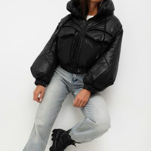 ΜΠΟΥΦΆΝ ΜΑΎΡΟ. CROPPED OVERSIZE PUFFER. ΤΣΕΠΕΣ ΣΤΟ ΣΤΗΘΟΣ. ΜΕ ΚΟΥΚΟΎΛΑ. ΛΆΣΤΙΧΟ ΣΤΟ ΤΈΛΟΣ ΤΟΥ ΜΑΝΙΚΊΟΥ.