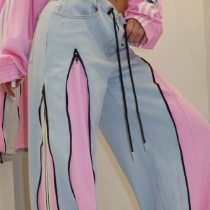 ΠΑΝΤΕΛΟΝΙ OVERSIZED ΤΖΙΝ. ΑΝΟΙΧΤΟ ΜΠΛΕ ΧΡΩΜΑ ΤΟ ΟΠΟΙΟ ΞΕΧΩΡΙΖΕΙ ΓΙΑ ΤΑ ΜΕΓΑΛΑ ΚΑΘΕΤΑ ΑΝΟΙΓΜΑΤΑ ΜΕ ΦΕΡΜΟΥΑΡ ΠΟΥ ΑΠΟΚΑΛΥΠΤΟΥΝ ΕΝΤΟΝΟ ΣΕ ΧΡΩΜΑ ΥΦΑΣΜΑ ΣΤΟ ΕΣΩΤΕΡΙΚΟ ΤΟΥ. ΠΟΛΥ ΦΑΡΔΙΑ ΚΑΙ ΧΑΛΑΡΗ ΓΡΑΜΜΗ ΜΕ ΜΑΥΡΟ ΚΟΡΔΟΝΙ ΠΟΥ ΣΦΙΓΓΕΙ ΣΤΗ ΜΕΣΗ. ΜΙΚΡΟ ΛΕΥΚΟ ΛΟΓΟΤΥΠΟ ΣΤΟ ΑΡΙΣΤΕΡΟ ΜΠΑΤΖΑΚΙ.