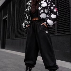 ΜΠΟΥΦΑΝ CROPPED PUFFER ΜΕ ΜΕΓΑΛΟ ΠΟΥΑ ΜΟΤΙΒΟ ΣΕ ΜΑΥΡΟ ΚΑΙ ΛΕΥΚΟ ΧΡΩΜΑ. ΜΕ ΚΟΥΚΟΎΛΑ. ΦΟΥΣΚΩΤΑ ΜΑΝΙΚΙΑ ΜΕ ΛΑΣΤΙΧΟ ΣΤΟΥΣ ΚΑΡΠΟΥΣ ΚΑΙ ΜΙΑ ΜΙΚΡΗ ΡΟΖ ΛΕΠΤΟΜΕΡΕΙΑ (PATCH) ΣΤΟΝ ΑΡΙΣΤΕΡΟ ΩΜΟ