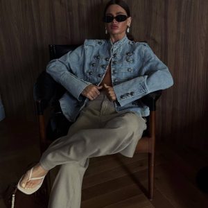 ΤΖΙΝ JACKET DENIM. ΜΕ ΚΟΥΜΠΙΆ ΚΑΙ ΔΙΑΚΟΣΜΙΤΙΚΈΣ ΜΠΑΡΈΤΕΣ.