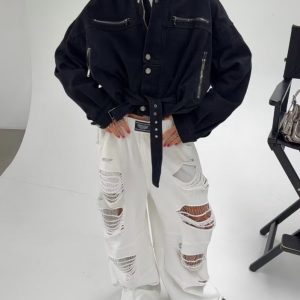 ΠΑΝΤΕΛΟΝΙ ΦΟΡΜΑΣ ΣΕ ΠΟΛΥ ΦΑΡΔΙΑ, OVERSIZED ΓΡΑΜΜΗ (BAGGY FIT). ΕΧΕΙ ΦΑΡΔΥ ΛΑΣΤΙΧΟ ΣΤΗ ΜΕΣΗ ΜΕ ΜΙΑ ΜΑΥΡΗ ΤΕΤΡΑΓΩΝΗ ΕΤΙΚΕΤΑ ΡΑΜΜΕΝΗ ΣΤΟ ΚΕΝΤΡΟ. ΕΝΤΟΝΑ ΚΑΙ ΜΕΓΑΛΑ ΣΚΙΣΙΜΑΤΑ ΣΕ ΟΛΟ ΤΟ ΜΗΚΟΣ ΣΤΑ ΜΠΑΤΖΑΚΙΑ. ΔΙΑΘΕΤΟΥΝ ΕΦΕ ΞΕΦΤΙΣΜΕΝΩΝ ΟΡΙΖΟΝΤΙΩΝ ΝΗΜΑΤΩΝ ΠΟΥ ΚΑΛΥΠΤΟΥΝ ΤΑ ΑΝΟΙΓΜΑΤΑ. ΜΑΚΡΙΑ ΜΠΑΤΖΑΚΙΑ.